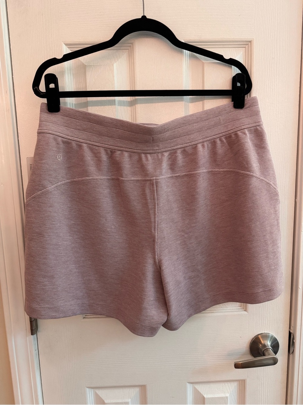LULULEMON Scuba High-Rise Short 5"
Waffle Heathered Porcelain Pink Size XL NWT - Picture 4 of 7